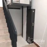 Pujar i baixar escales amb una ajuda tècnica de Válida sin barreras