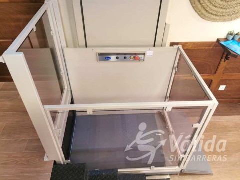 Exemple d'instal·lació d'elevador salvaescales a local de Gijón, Astúries