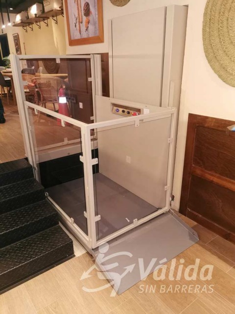 Muntatge de mini ascensor a local comercial per persones amb discapacitat