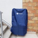 Cadira de intempèrie Amicus amb funda blava a Torelló, Barcelona