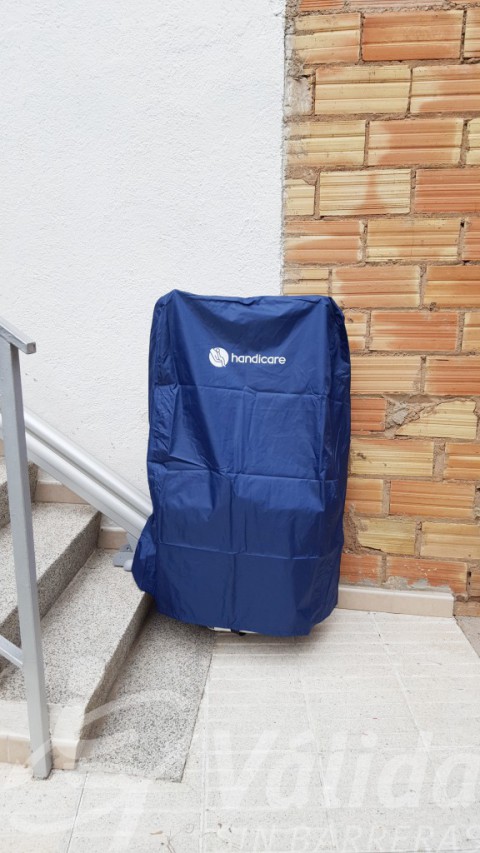 Cadira de intempèrie Amicus amb funda blava a Torelló, Barcelona