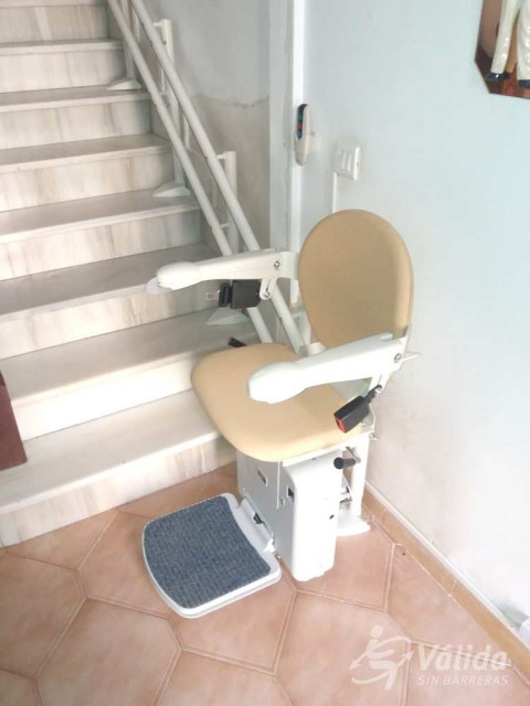 cadira salvaescales instal·lada a casa particular de Granátula de Calatrava