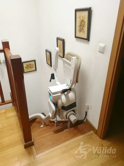 Autonomia i seguretat amb una cadira pujaescales de Válida sin barreras a Guarniza