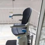 Cadira elevadora d'exterior per ajudar a persones d'avançada edat a Madrid