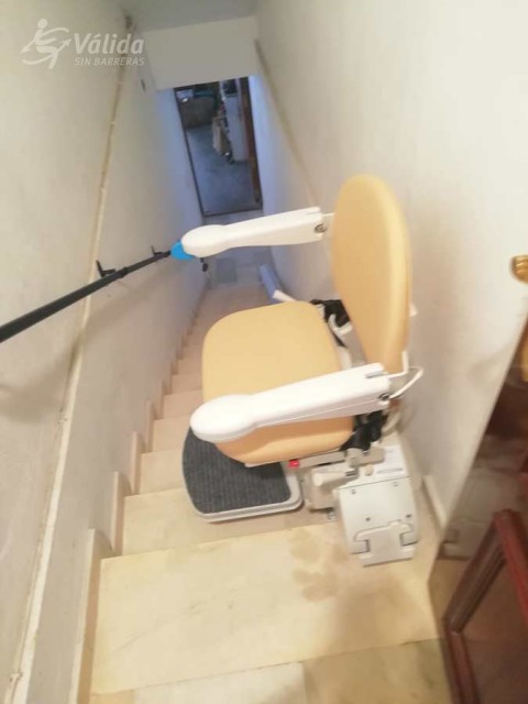 Cadira salvaescales FIDUS instal·lada a interior de casa particular de Málaga