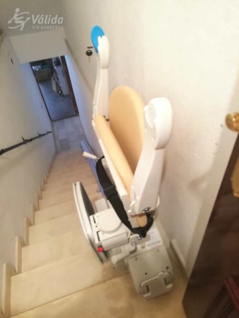 pujar i baixar escales amb una solució fixe de Válida sin barreras a Málaga