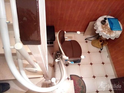 instal·lar una ajuda tècnica per la supressió de barreres arquitectóniques