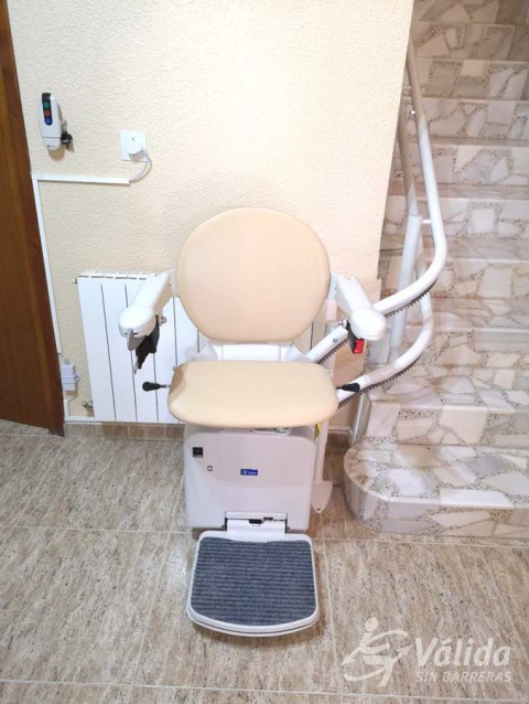 cadira pujaescales per a millorar l'accesibilitat a interior de casa particular