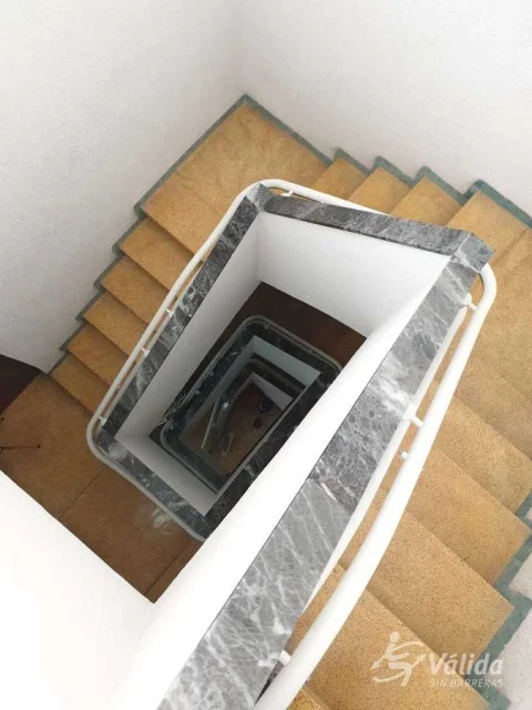 pujar i baixar escales amb una ajuda tècnica de Válida sin barreras a Molina de Segura