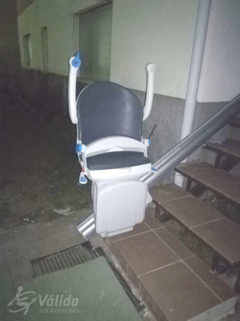 instal·lar una cadira elevadora per millorar l'accessibilitat d'un tram recte