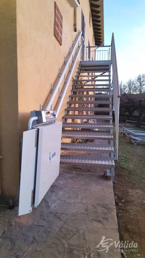 Salvar un tram d'escales recte amb una plataforma salvaescales a Olot