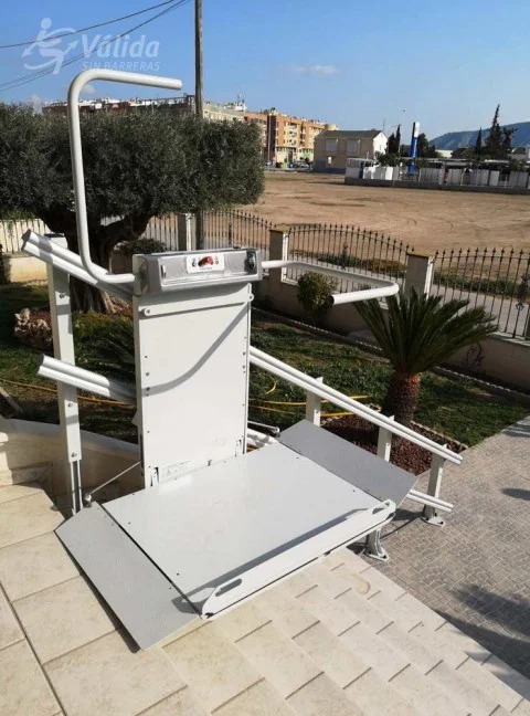 plataforma pujaescales instal·lada a casa particular de Orihuela, Alicante