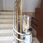 cadira plegable per ajudar a pujar i baixar a persones d'avançada edat