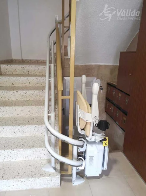 cadira plegable per ajudar a pujar i baixar a persones d'avançada edat
