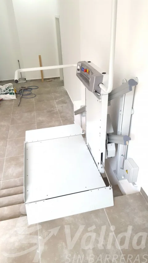 Válida sin barreras instal·la una paltaforma salvaescales a casa particular a Hospitalet de Llobrega