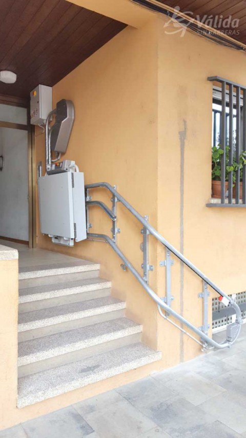 plataforma salvaescales per a persones amb discapacitat a Llinars del Vallès