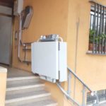 plataforma pujaescales instal·lada a exterior de comunitat de veïns