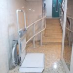 superar un desnivell vertical amb una ajuda tècnica de Válida sin barreras a Madrid