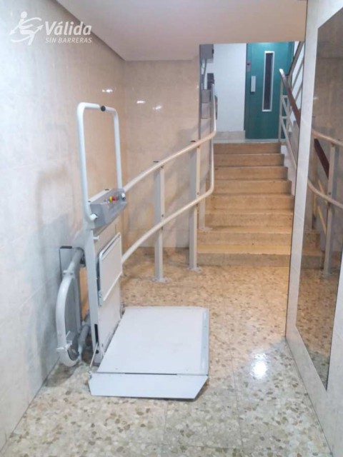 superar un desnivell vertical amb una ajuda tècnica de Válida sin barreras a Madrid