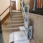 pujar i baixar les escales amb una ajuda tècnica per millorar l'accessibilitat
