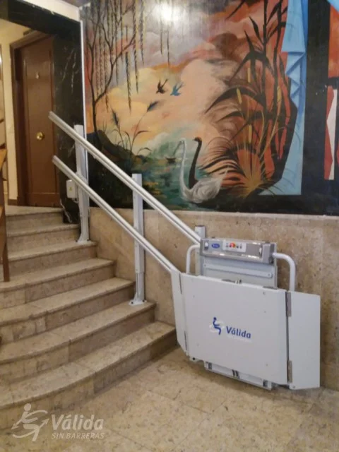 plataforma elevadora per superar desnivells verticals i ajudar a discapacitats