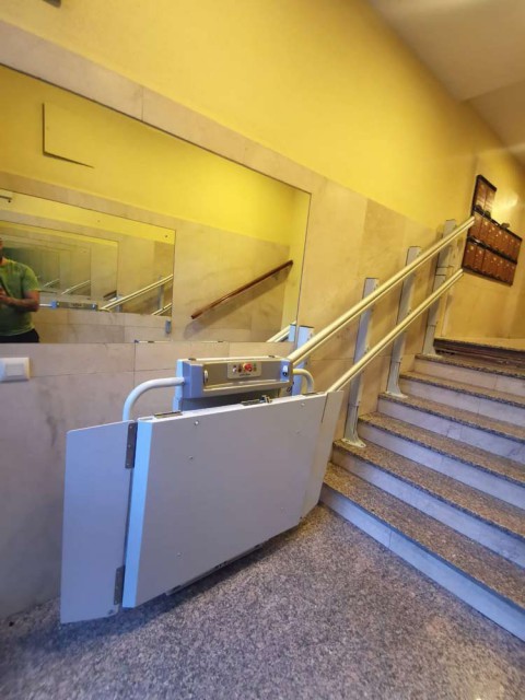 Pujar i baixar escales amb una plataforma elevadora per a minusvàlids