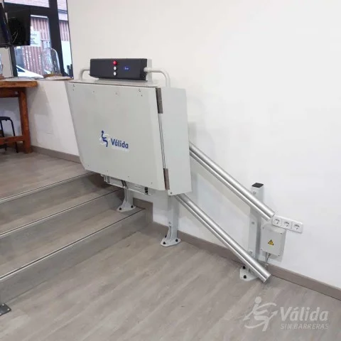 pujaescales instal·lat per a millorar l'accessibilitat d'un tram recte