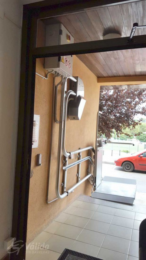 muntatge de plataforma pujaescales a intempèrie tram corb Llinars del Vallès