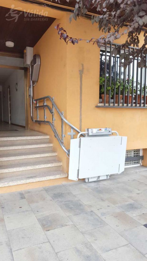 plataforma per a pujar i baixar persones en cadira de rodes a Barcelona