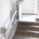 Plataforma salvaescales instal·lada a Barcelona, a Hospitalet de Llobregat, per a pujar i baixar esc