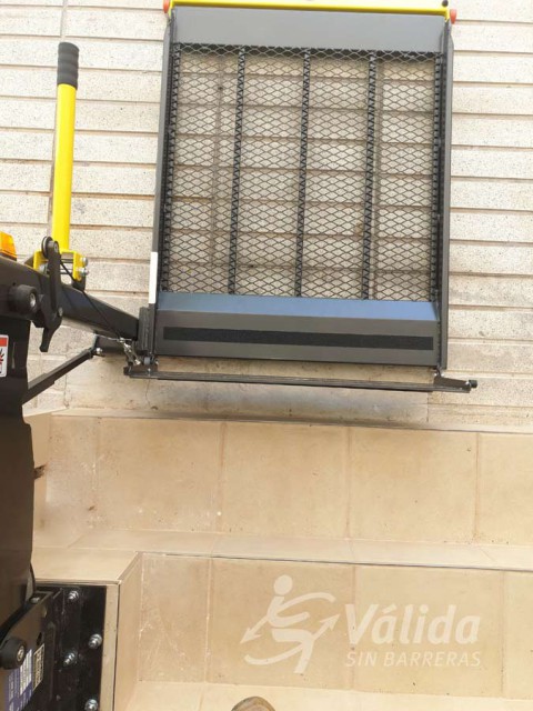 Ajuda salvaescales per pujar i baixar a persones amb poca mobilitat