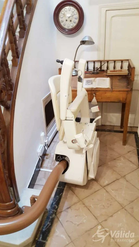 Comprar cadira elevadora per a millorar l'accessibilitat a una casa particular