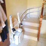 cadira elevador per a millorar l'accessibilitat a tram d'escales corb