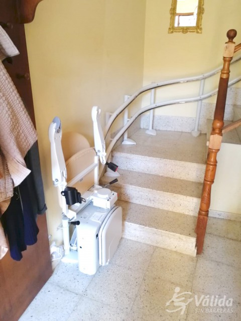 cadira elevador per a millorar l'accessibilitat a tram d'escales corb