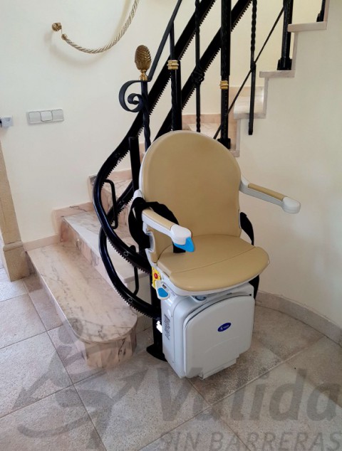 cadira salvaescales amb seient smart i doble guia negra a altea