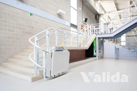 Plataforma per cadira de rodes per trams amb corba