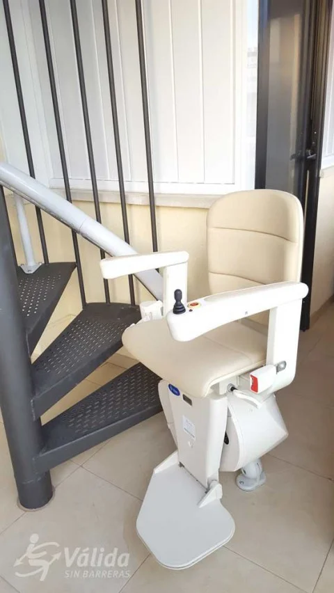 instal·lació de cadira salvaescales per a superar un desnivell vertical a Cunit