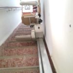 silla elevadora para mejorar la accesibilidad en casa particular de San Juan de Aznalfara