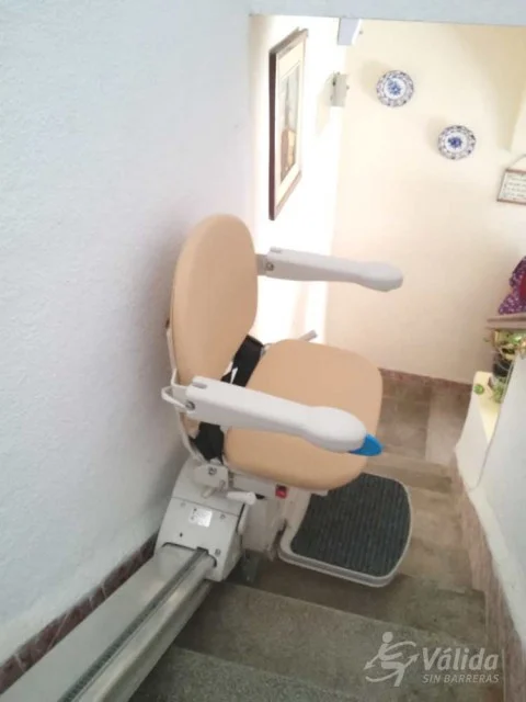 Silla salvaescaleras FIDUS para subir y bajar escaleras instalada en Sevilla
