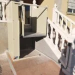 Pujar i baixar escales amb una cadira de rodes amb ajuda tècnica de Válida sin barreras