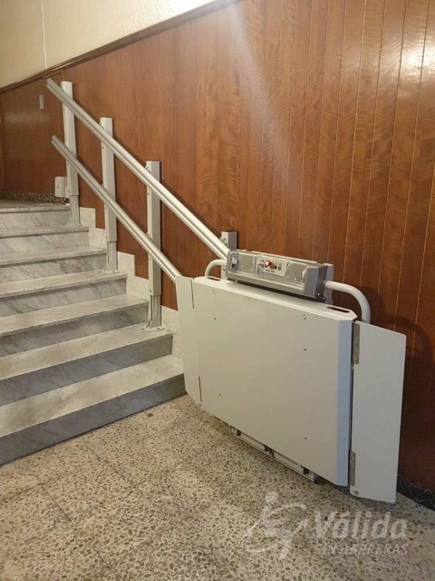 Millorar l'autonomia de les persones amb discapacitat amb una plataforma elevadora