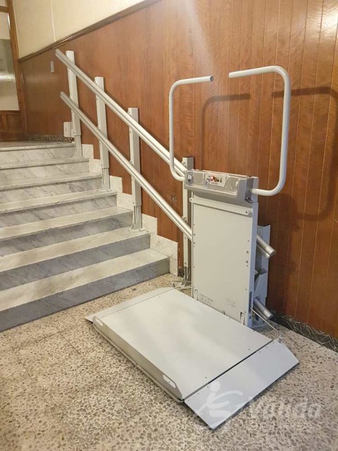 Plataforma salvaescales instal·lada a comunitat de veïns de Segòvia