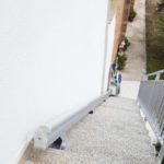 Escala accessible amb cadira Amicus instal·lada a Torelló, Barcelona
