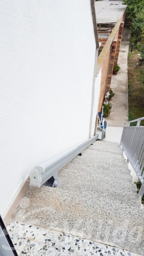 Escala accessible amb cadira Amicus instal·lada a Torelló, Barcelona