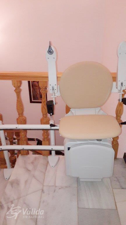 Cadira pujaescales instal·lada a interior de casa particular de Jaén