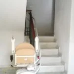 muntatge de cadira elevadora per millorar l'accessibilitat a tram d'escales corb