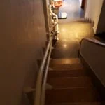 cadira elevadora amb recorregut corb a interior de una casa barcelona