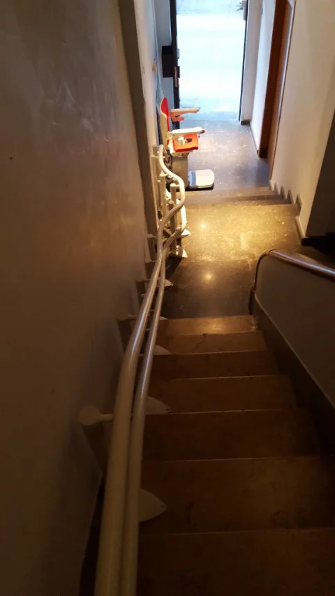 cadira elevadora amb recorregut corb a interior de una casa barcelona