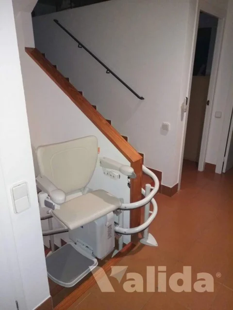 Cadira salvaescales per escala amb corba a Badalona