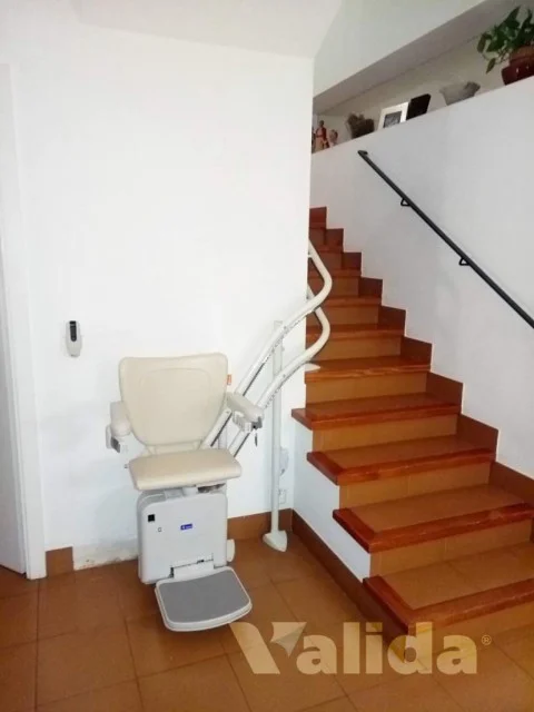 Cadira salvaescala per casa particular amb dos plantes